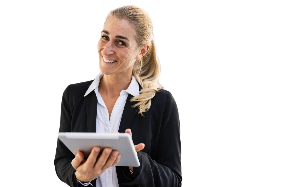 Header_SHI-Messe Das Bild zeigt eine lächelnde Frau mit blonden Haaren, die zu einem Pferdeschwanz gebunden sind. Sie trägt ein weißes Hemd und einen schwarzen Blazer. In ihren Händen hält sie ein Tablet. Der Hintergrund des Bildes ist transparent (durch das typische Schachbrettmuster gekennzeichnet), was darauf hinweist, dass es für Design- oder Präsentationszwecke vorbereitet wurde.