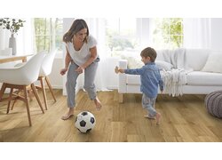 Frau, Kind, Bald,, Stuhl. Sofa, Raumbild, spielen, Sessel, Bodenbelag
