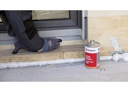 Eine Dose Grundierung Spezial FPO/TPO/EPDM 1K-Flüssigkunststoff an der Fensterbank während der Anwendung durch einen Handwerker