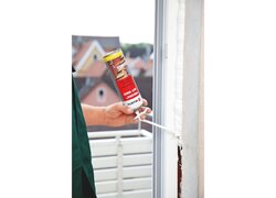 1-K Montageschaum Purlogic Easy White Anwendung Fenster, bei Anwendung