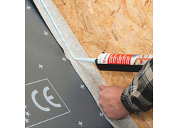 Anschlussklebstoff All-in-One Verarbeitung, Handwerker mit Kartusche