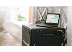 Laptop auf Aeroseal-Messgerät zur Abdichtung von Lüftungsanlagen.