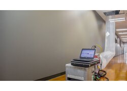 Aeroseal-Anlage mit Folienschlauch zur Abdichtung von Deckenschächten.