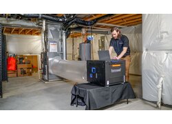 Helles Leimholzpaneel mit deutlich sichtbarer vertikaler Maserung.