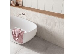 Freistehende Badewanne mit Holzablage