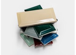 Stapel bunte Keramikfliesen