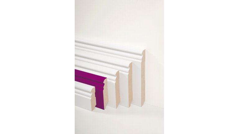 Weiß lackierte MDF-Sockelleisten in Profilform