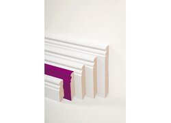 Weiß lackierte MDF-Sockelleisten in Profilform