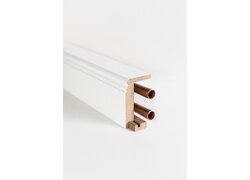 Weiße Sockelleiste mit integrierter Rohrabdeckung