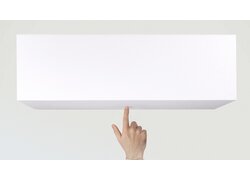 Extrem leichte weiße EPS-Dämmplatte auf einem Finger.