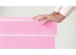 Rosa Dämmstoffplatten aus extrudiertem Polystyrol (XPS) gestapelt.