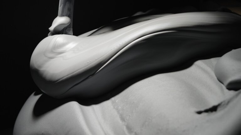 Anrühren von grauem Klebe- und Armierungsmörtel für Dämmplatten.