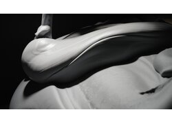 Anrühren von grauem Klebe- und Armierungsmörtel für Dämmplatten.