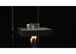 Hitzetest: Eis schmilzt nicht auf beflammter Dämmplatte.