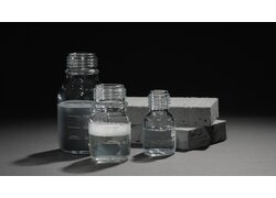 Proben und mineralische Dämmstoffplatten im Vergleich.