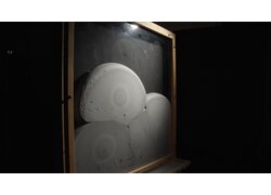 Ausbreitung von expandierendem Dämmschaum in einem hohlen Mauerquerschnitt.