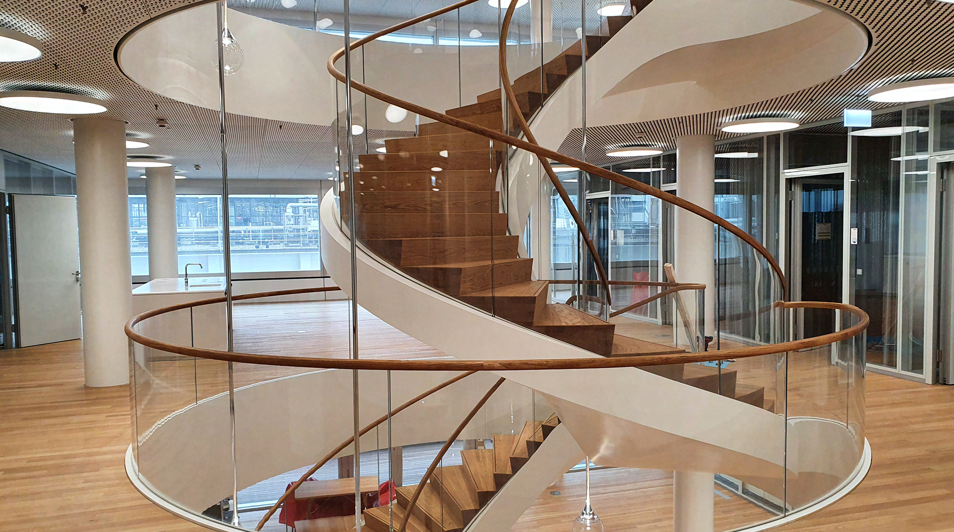 Wendeltreppe im ROCHE-TOWER in Basel, geschaffen von der Schreinerei Holz-Hacker aus Bezgenriet | © Schreinerei Holz-Hacker aus Bezgenriet