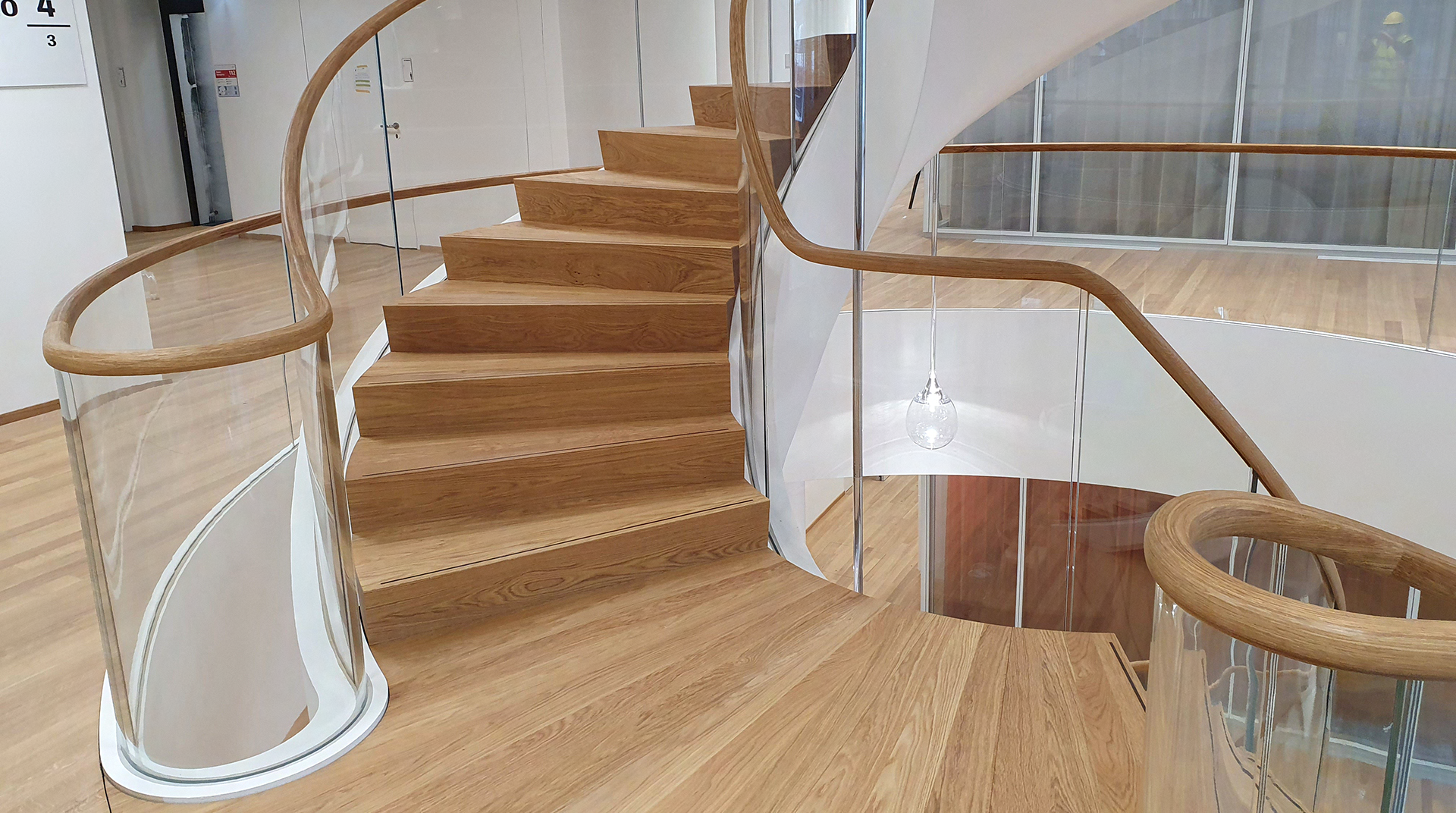 Wendeltreppe aus Holz im ROCHE Turm Basel | © ROCHE-TOWER in Basel, Schreinerei Holz-Hacker aus Bezgenriet