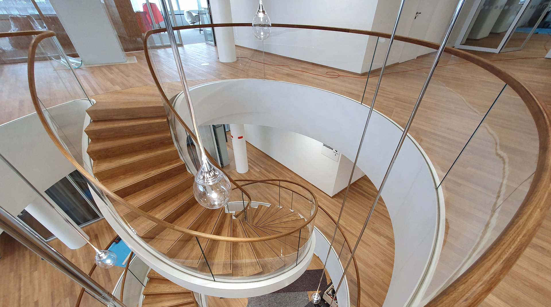 Wendeltreppe aus Holz im Roche Turm Basel | © ROCHE-TOWER in Basel, Schreinerei Holz-Hacker aus Bezgenriet