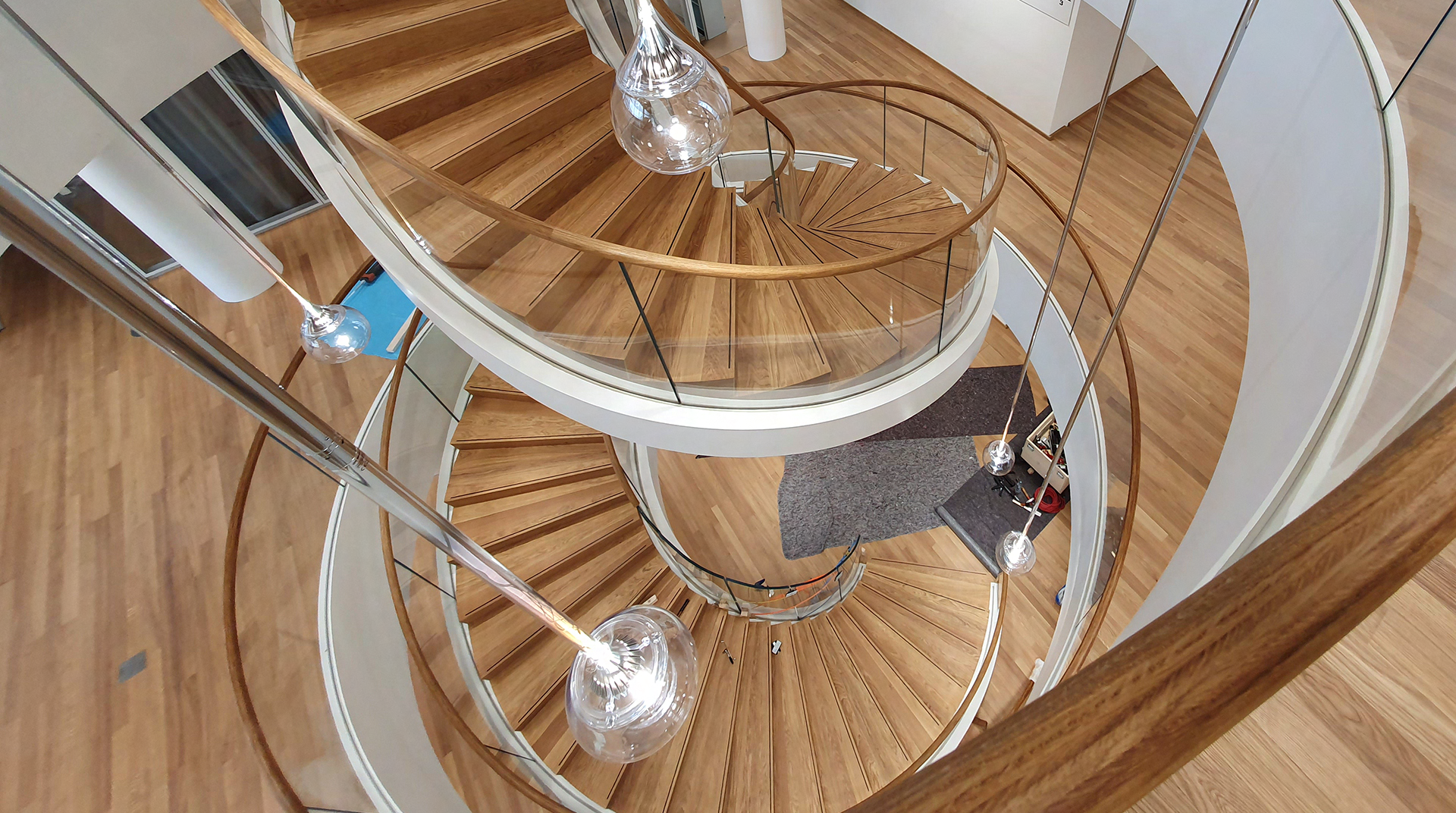 Wendeltreppe im ROCHE-TOWER in Basel, von der Schreinerei Holz-Hacker aus Bezgenriet | © ROCHE-TOWER in Basel, Schreinerei Holz-Hacker aus Bezgenriet