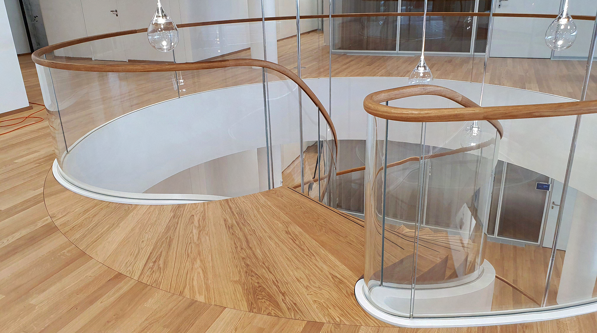 Wendeltreppe im ROCHE-TOWER in Basel, von der Schreinerei Holz-Hacker aus Bezgenriet | © ROCHE-TOWER in Basel, Schreinerei Holz-Hacker aus Bezgenriet