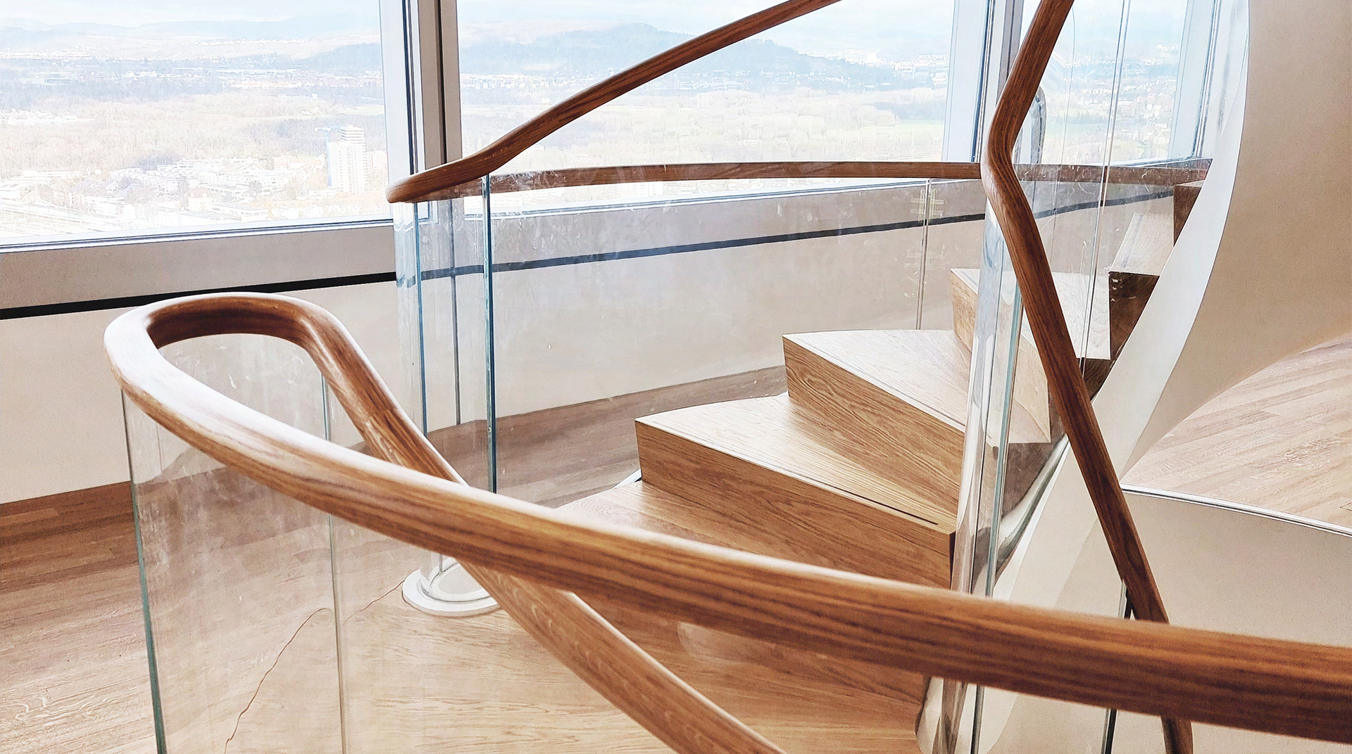 Wendeltreppe im ROCHE-TOWER in Basel, von der Schreinerei Holz-Hacker aus Bezgenriet | © ROCHE-TOWER in Basel und Treppe der Schreinerei Holz-Hacker aus Bezgenriet