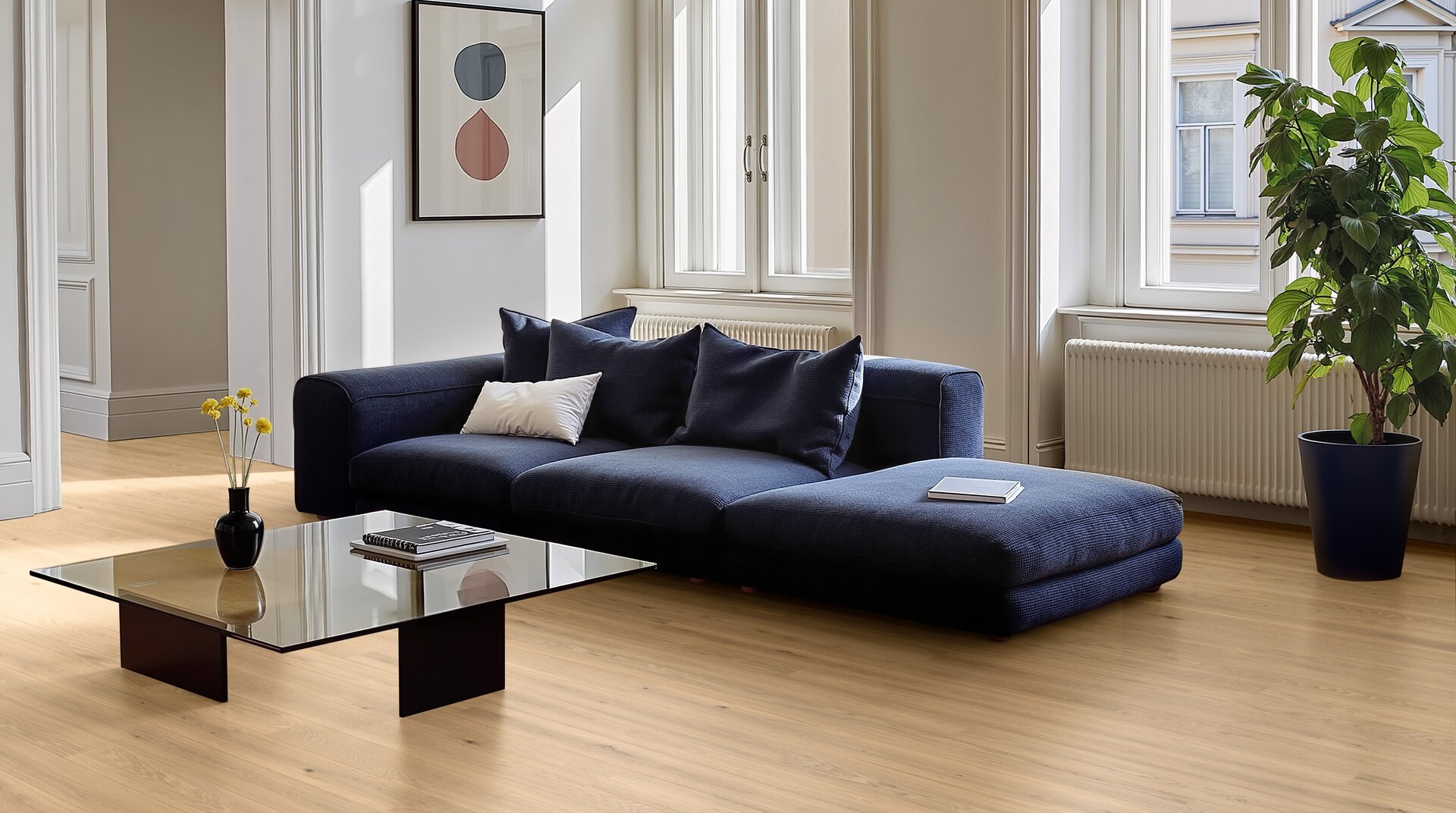 Modernes Wohnzimmer mit Holzfußboden.