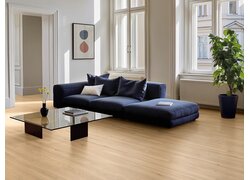 Modernes Wohnzimmer mit Holzfußboden.