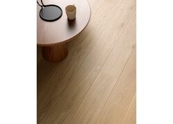 Heller Holzboden mit Tisch und Kaffeetasse.