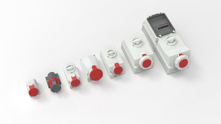 Industriesteckdosen in verschiedenen Größen aufgereiht.