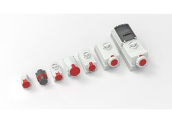 Industriesteckdosen in verschiedenen Größen aufgereiht.