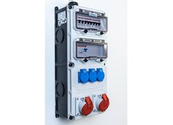 Stromverteiler mit blauen und roten Steckdosen.