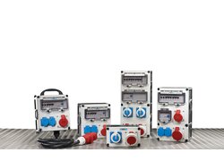 Verschiedene mobile Stromverteiler mit Steckdosen.