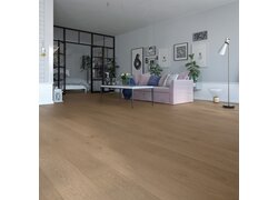 Matt lackierte Eiche, ruhig, elegant, naturhell.