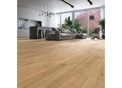 Naturfarbene Eiche, ruhig, klar gebürstet, modern.