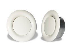 Weiße Tellerventile zur kontrollierten Zuluft- und Abluftführung.