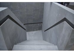 Zementgebundene Spanplatte Cetris, Treppenhaus, grau, in Betonoptik