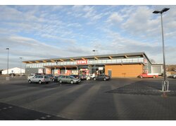 Zementgebundene Spanplatte Cetris, REWE von außen, Sicht auf den Parkplatz