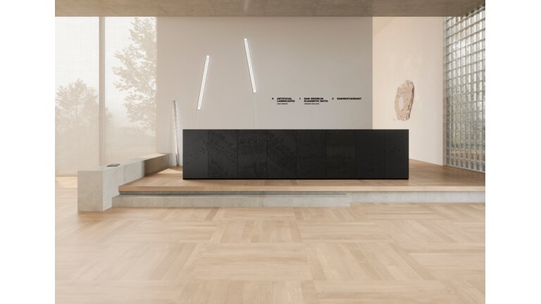 Helle Empfangshalle mit Holzboden im Würfelmuster.