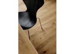 Detailaufnahme Holzfußboden mit schwarzem Stuhl