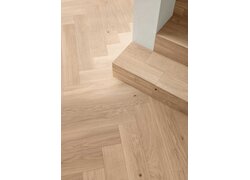 Fischgrätparkett, Holztreppe, warme Naturtöne