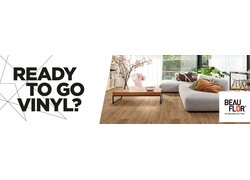 Modernes Wohnzimmer mit Vinylboden.