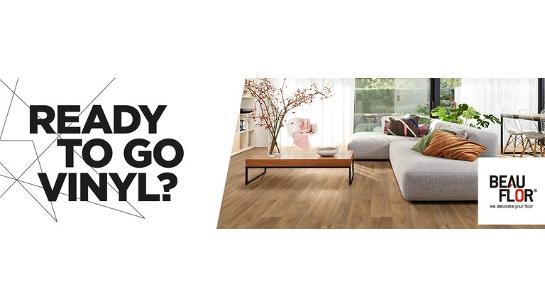 Modernes Wohnzimmer mit Vinylboden.