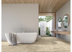 Modernes Bad mit freistehender Wanne, Naturmaterialien.