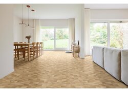 Helles Wohnzimmer mit Parkett und Gartenblick.