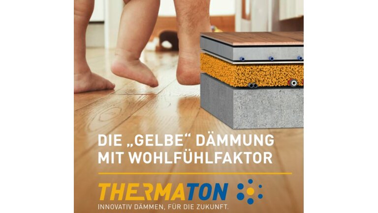 Ein gemütliches Schlafzimmer mit hellem, warmem Holzfußboden.