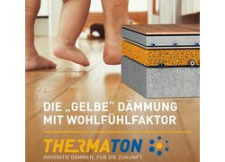 Ein gemütliches Schlafzimmer mit hellem, warmem Holzfußboden.