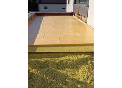 Zwei runde Metallscheiben mit Öse für Deckenmontage.