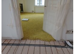 Zwei metallene Brandschutzelemente mit Ösen zur Deckenmontage.