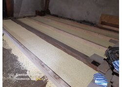 Zwei runde Brandschutz-Einbauelemente aus Metall mit Ösen.